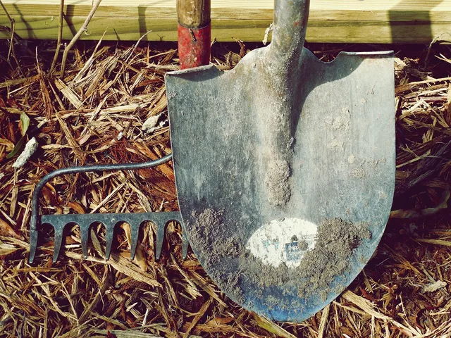 shovel, rake, dirt, farm, garden, hand tools, nature, labor, metal, tools. Arbeidstijdenwet en cao naast elkaar leggen: welke regels gelden voor roosters?