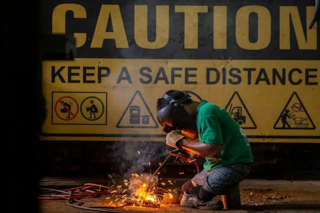 welder, welding, safety, worker, hazard, warning, industry, sign, workplace, warning sign, workwear, protective mask, gloves, sparks, black and yellow, keep distance, risk area, caution sign, electrical equipment. Beroepseisen per sector vergelijken: diploma's, certificaten en vaardigheden
