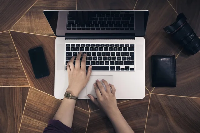 laptop, hands, gadgets, iphone, apple, lens, macbook, mobile phone, smartphone, typing, blogging, flat lay, workspace, laptop, laptop, typing, typing, typing, typing, typing, blogging, blogging, blogging. Overwerken en bereikbaarheid: wanneer is vergoeding verplicht?