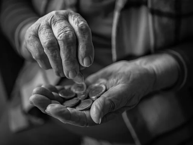 coins, money, poverty, homeless, unemployed, old, lonely, person, alone, pension reform, old-age pension, pensioners, euro, pension increase, save up. Pensioen in je arbeidsvoorwaarden vergelijken: welke onderdelen tellen?